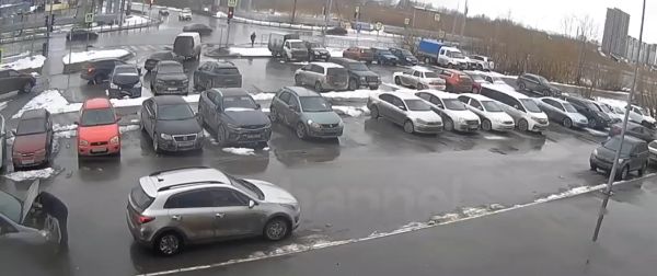 Осторожно, дама сдаёт назад