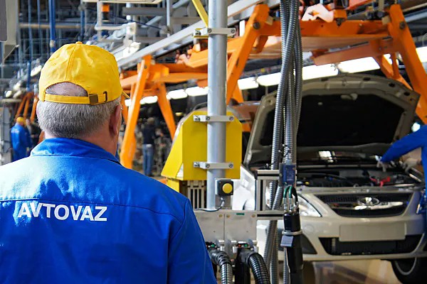 Из-за низких продаж автомобилей "АвтоВАЗ" может приостановить свою деятельность