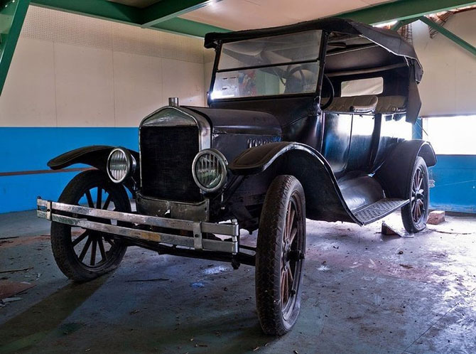 Экскурсия по заброшенному автомобильному музею в Японии