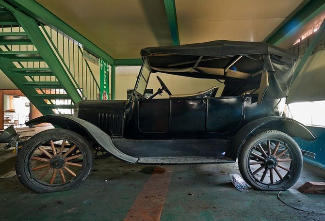 Экскурсия по заброшенному автомобильному музею в Японии