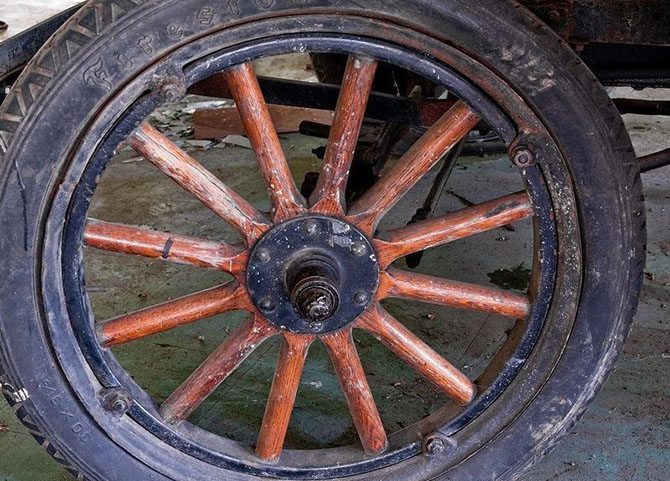 Экскурсия по заброшенному автомобильному музею в Японии