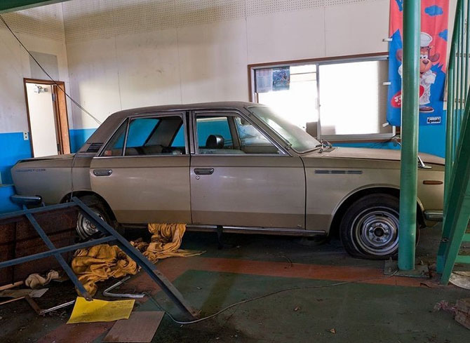 Экскурсия по заброшенному автомобильному музею в Японии