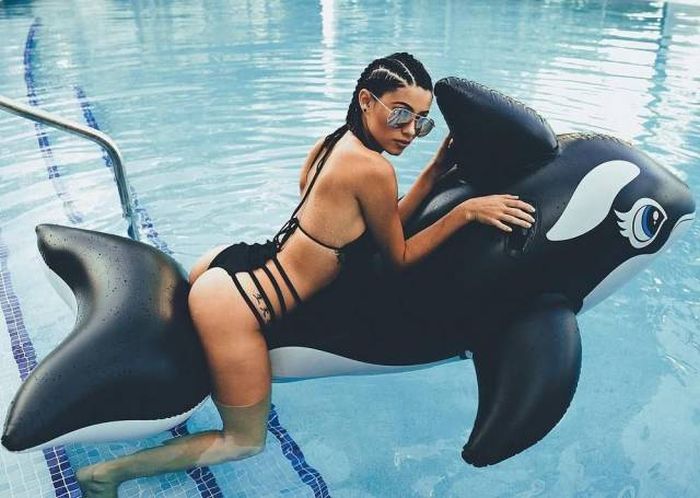 Девушки наслаждаются теплом