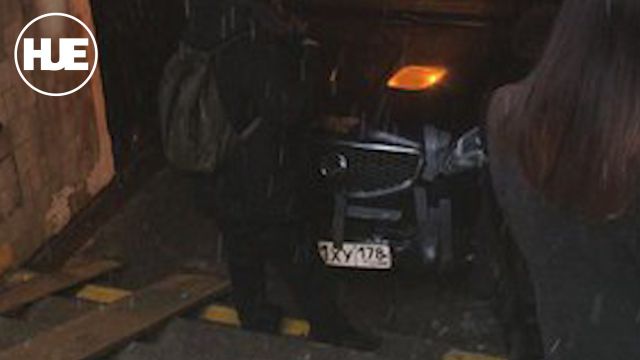 Джип в подземном переходе