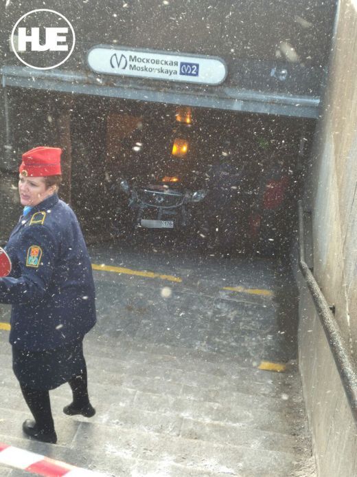 Джип в подземном переходе