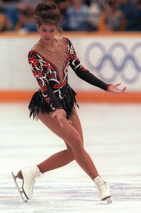 Костюмы фигуристок сквозь года: как менялся образ за последние 100 лет