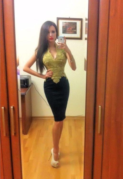 Девушки у зеркала