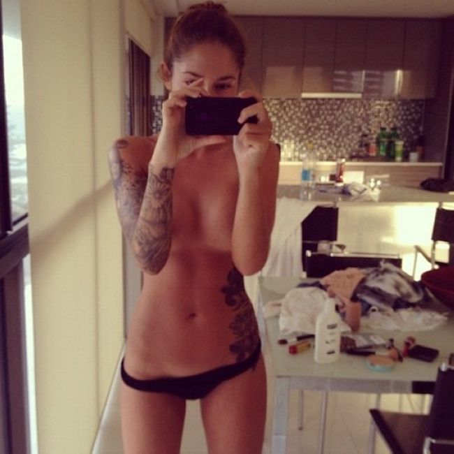 Девушки у зеркала