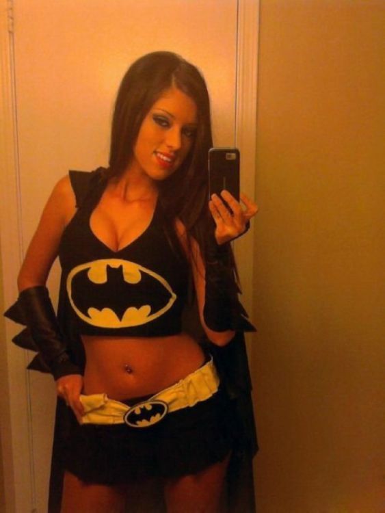 Девушки у зеркала