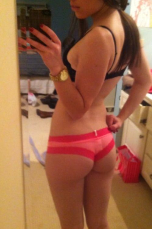 Девушки у зеркала