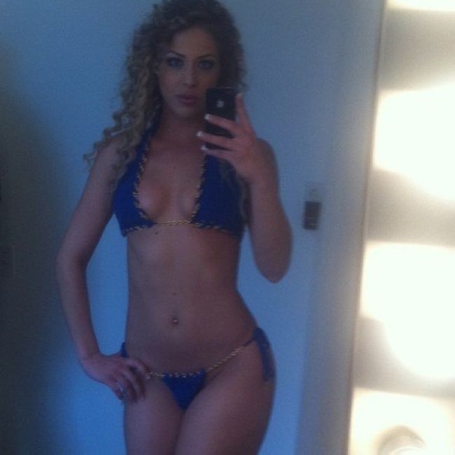 Девушки у зеркала