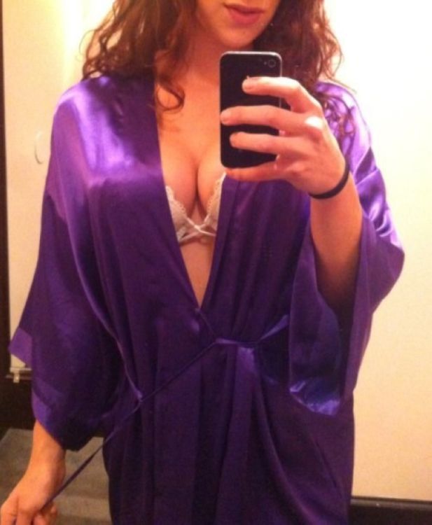 Девушки у зеркала