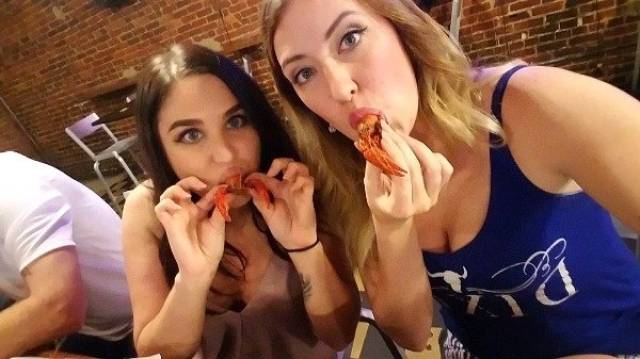 Девушки дурачатся