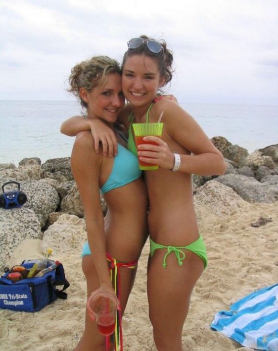 Милые девушки в бикини