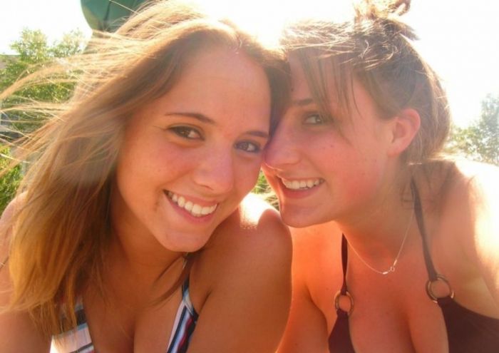 Милые девушки в бикини