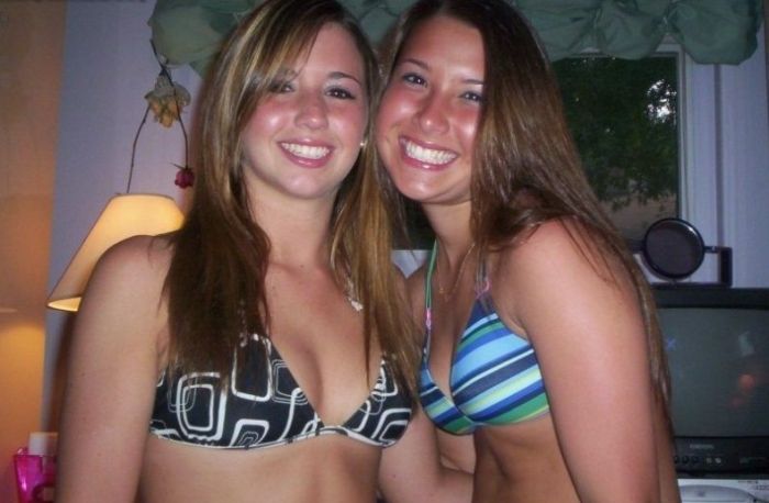 Милые девушки в бикини