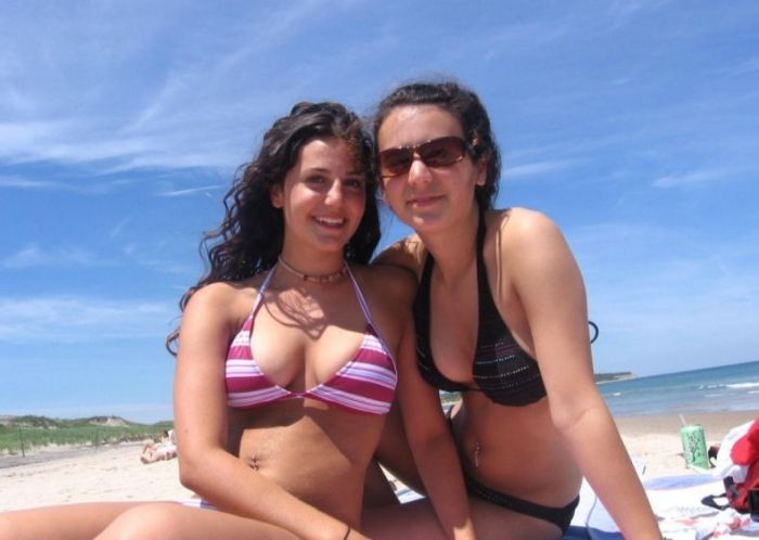 Милые девушки в бикини