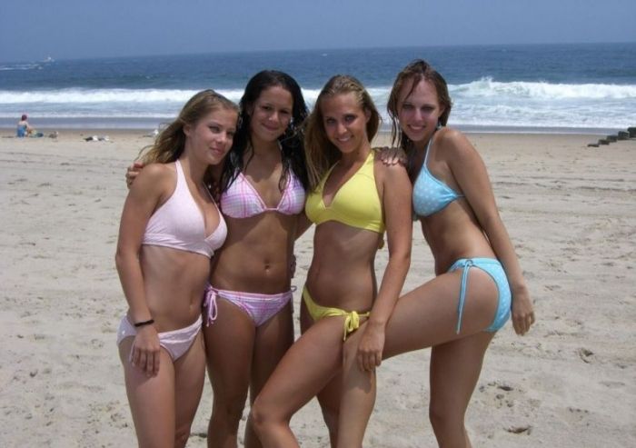 Милые девушки в бикини