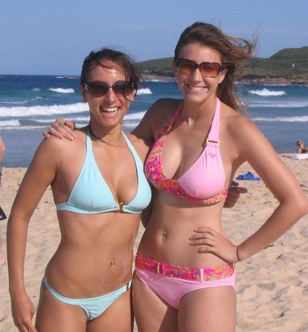 Милые девушки в бикини