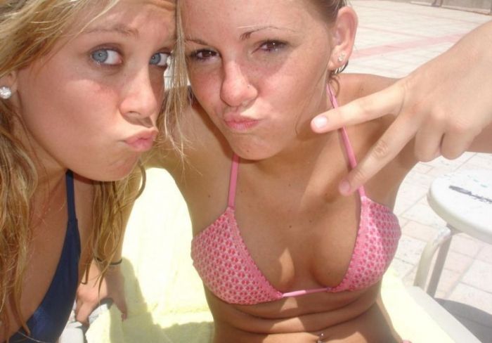 Милые девушки в бикини