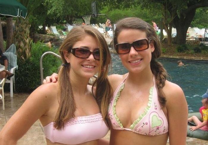 Милые девушки в бикини