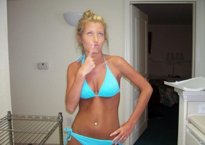 Милые девушки в бикини