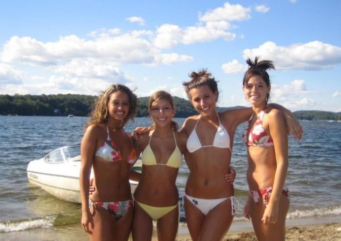 Милые девушки в бикини