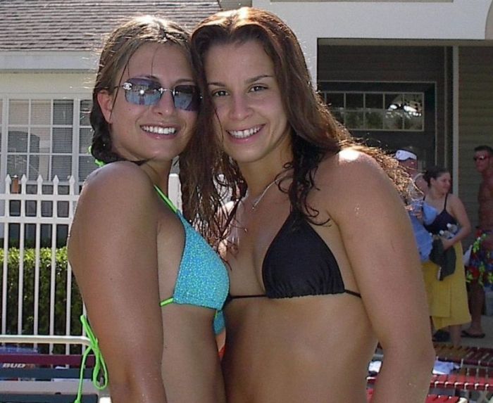 Милые девушки в бикини