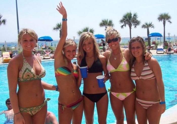 Милые девушки в бикини