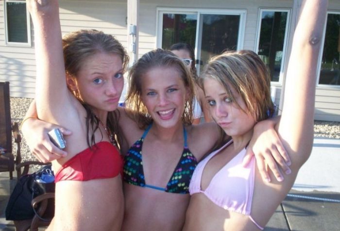 Милые девушки в бикини