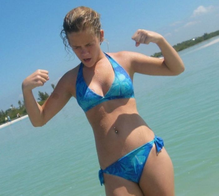 Милые девушки в бикини