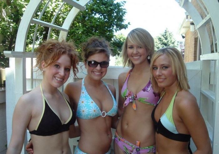 Милые девушки в бикини