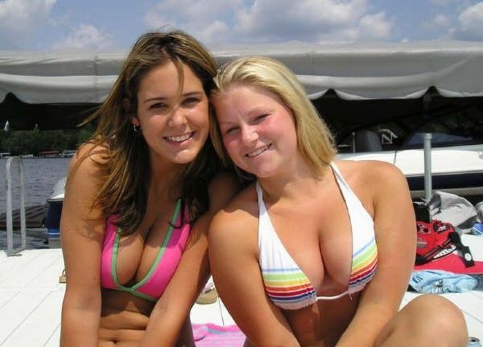 Милые девушки в бикини