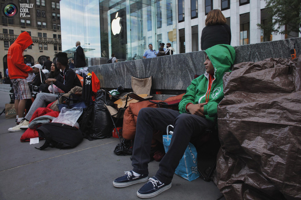 Сегодня открылись продажи iPhone5 (37 фото)