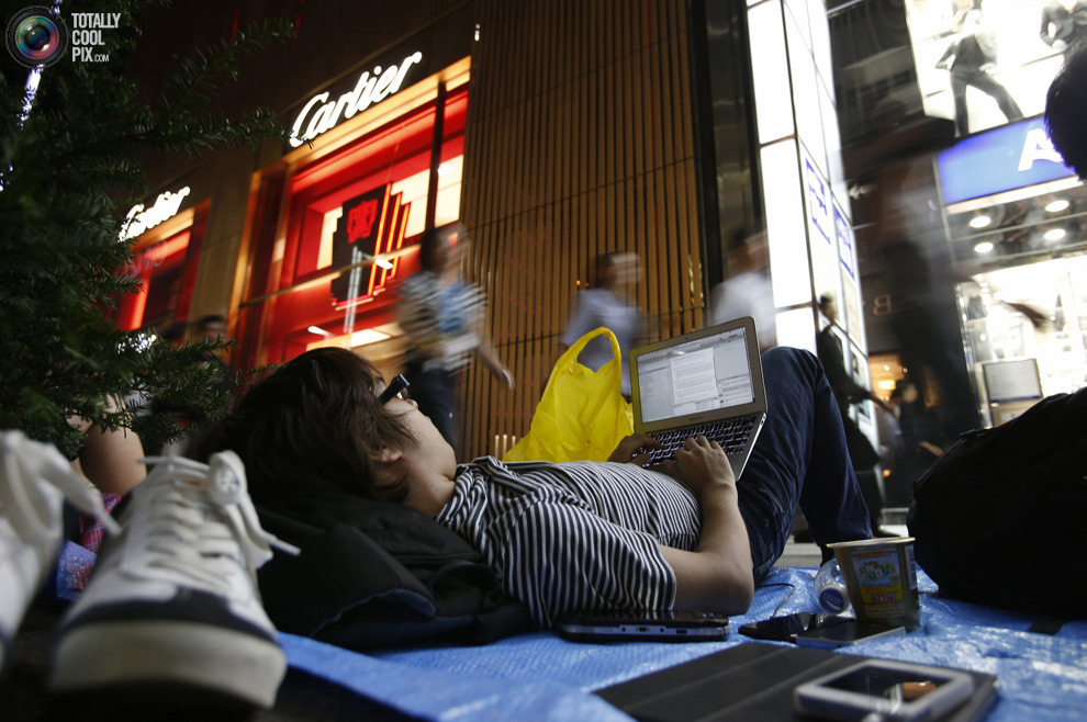 Сегодня открылись продажи iPhone5 (37 фото)