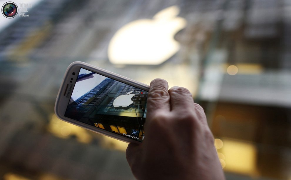 Сегодня открылись продажи iPhone5 (37 фото)