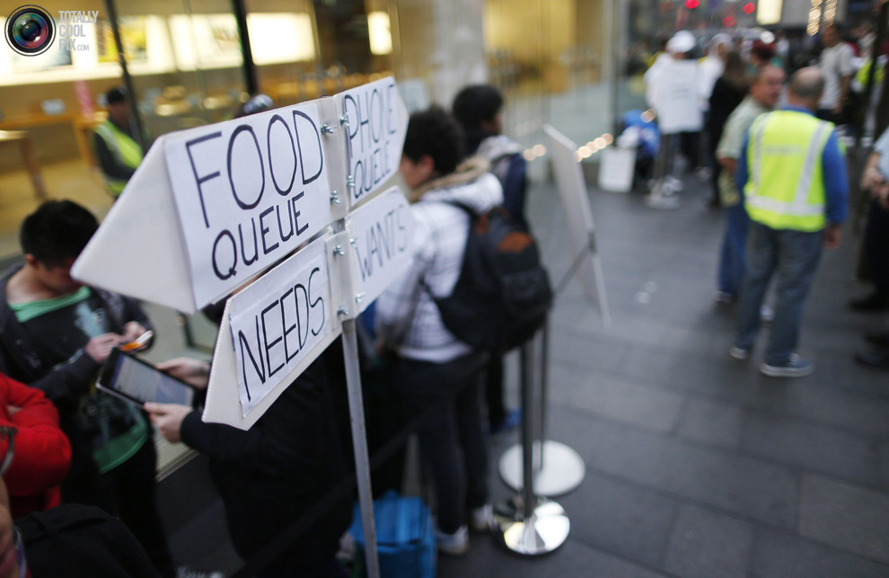 Сегодня открылись продажи iPhone5 (37 фото)