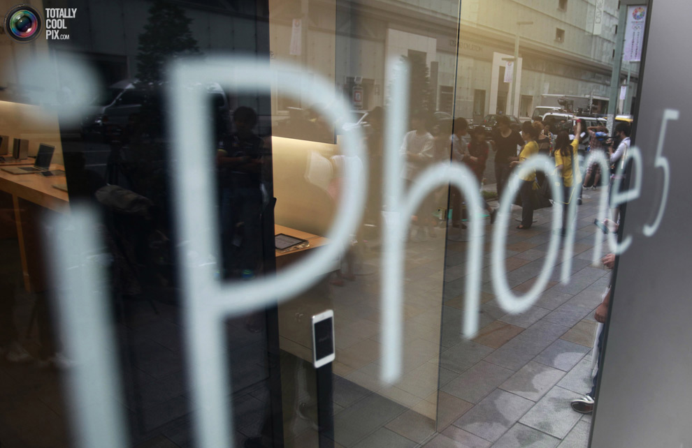 Сегодня открылись продажи iPhone5 (37 фото)