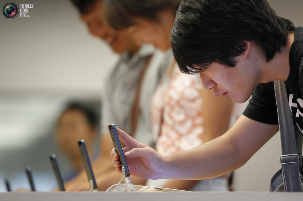 Сегодня открылись продажи iPhone5 (37 фото)