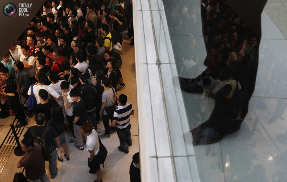 Сегодня открылись продажи iPhone5 (37 фото)