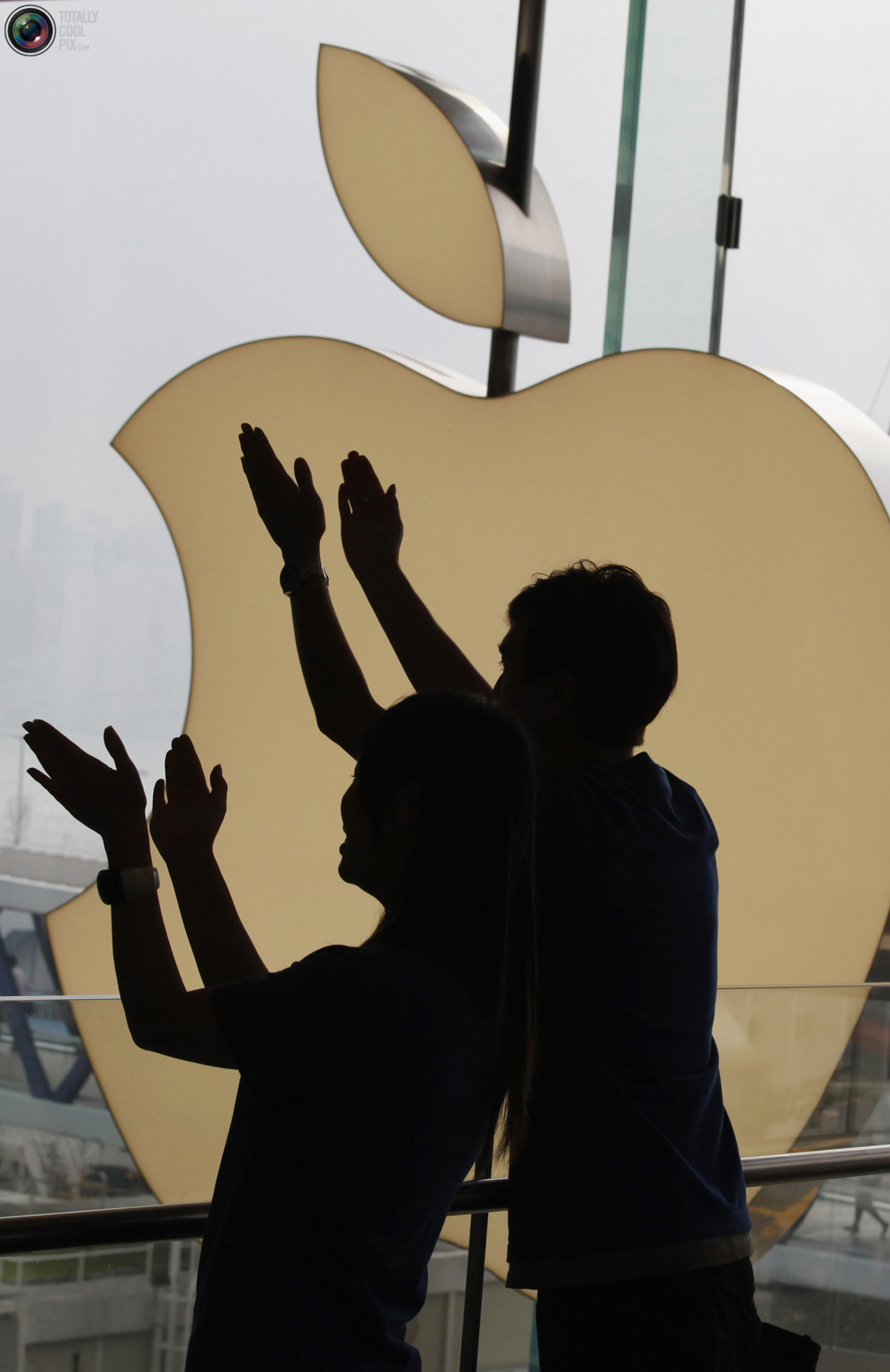 Сегодня открылись продажи iPhone5 (37 фото)