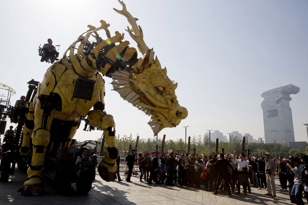 Огнедышащий дракон-лошадь посетил Пекин Огнедышащий дракон-лошадь посетил Пекин