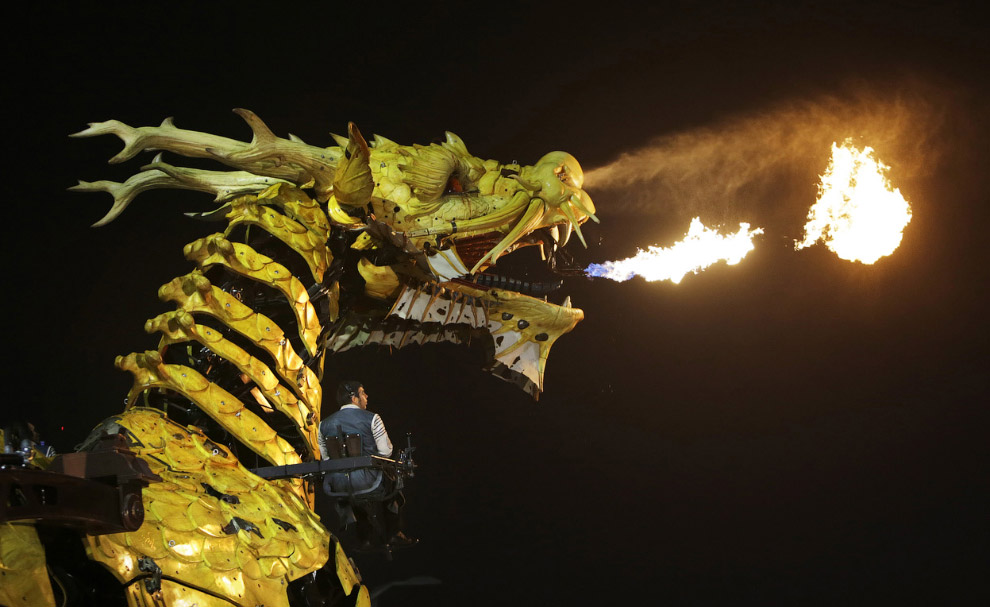 Огнедышащий дракон-лошадь посетил Пекин Огнедышащий дракон-лошадь посетил Пекин