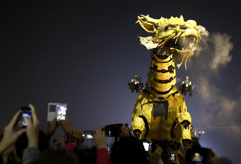 Огнедышащий дракон-лошадь посетил Пекин Огнедышащий дракон-лошадь посетил Пекин