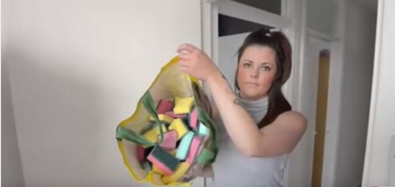 Англичанка ежедневно съедает 20 губок для мытья посуды Англичанка ежедневно съедает 20 губок для мытья посуды