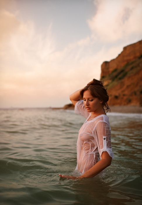 Девушки в мокрой одежде