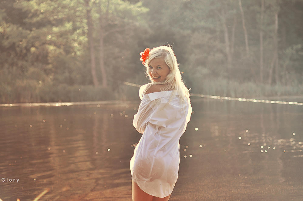 Девушки в мокрой одежде