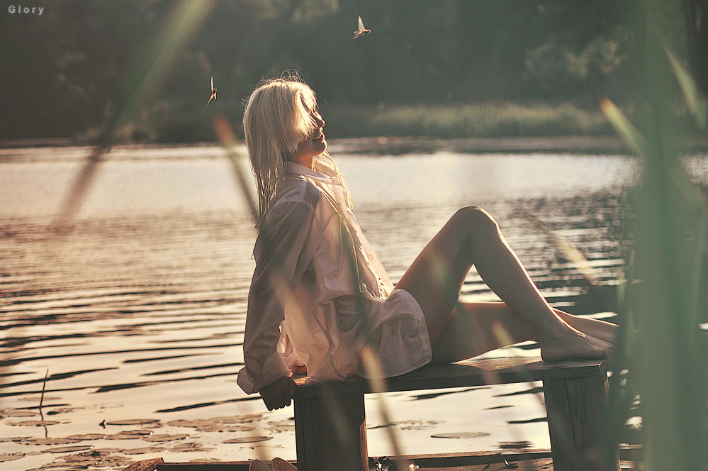 Девушки в мокрой одежде