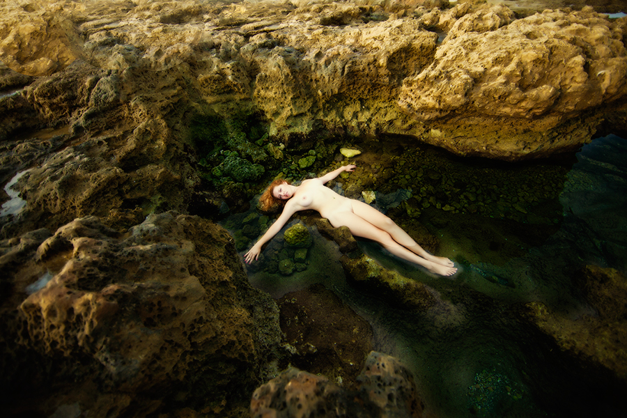 Обнаженные девушки на снимках Александра Толчинского