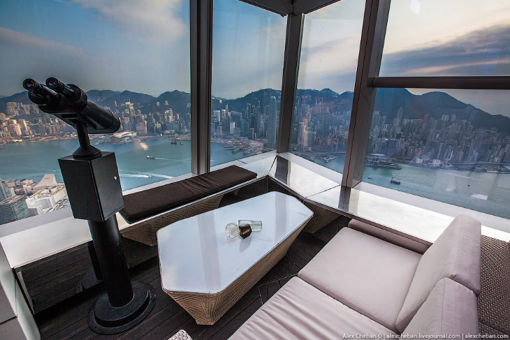 Самый высотный в мире бар